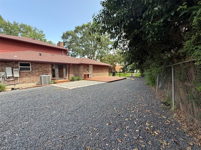 Building Photo - 3232 Parkwood Dr