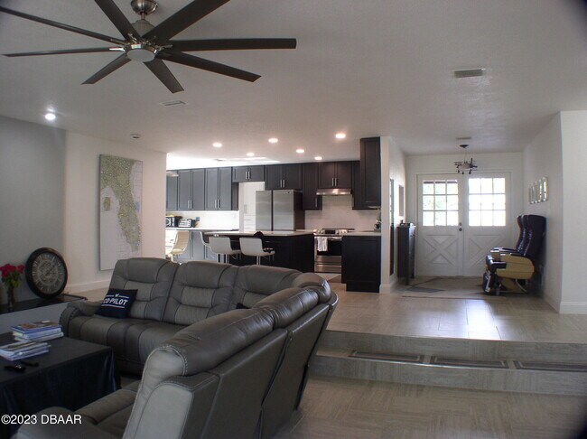 Building Photo - 8 Taxiway Lindy Loop