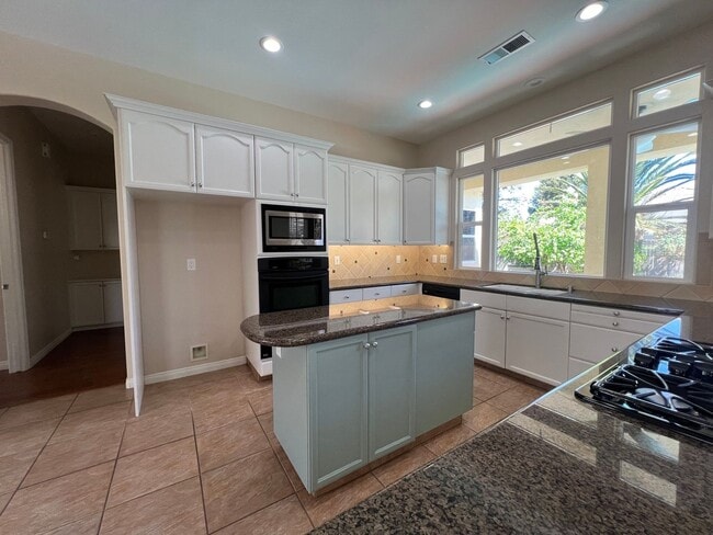 Building Photo - Charming 3 bedroom 2.5 bath!