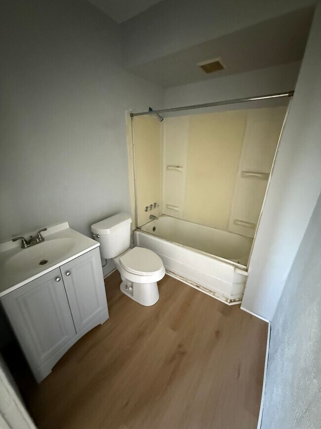 Building Photo - 3 Bed 1 Bath