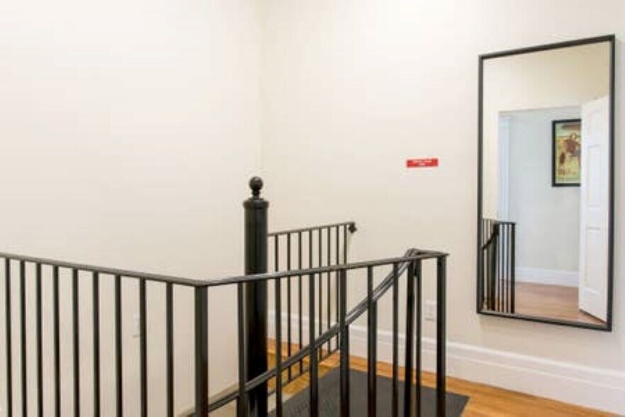 Building Photo - 16 Euston St