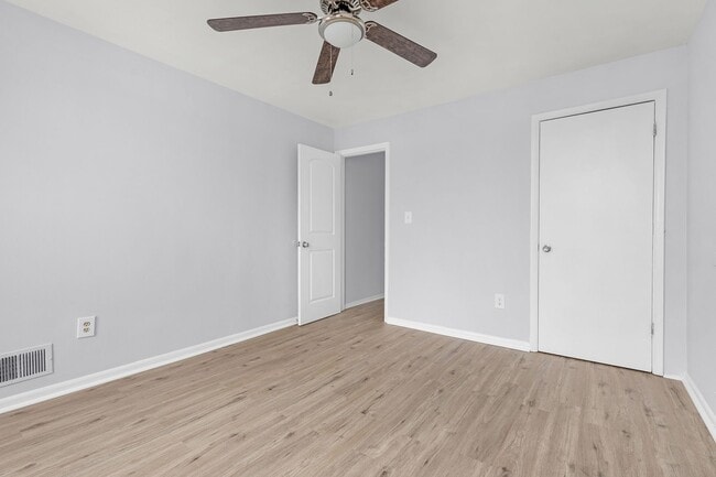 Building Photo - 2 Bedroom Rental In McElderry Park Vouchers Accepted and Poor Credit Considered