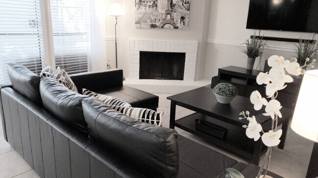 Building Photo - Beautiful  Furnished 1/1 condo x Rent  in Winter Park Next to Full Sail University !