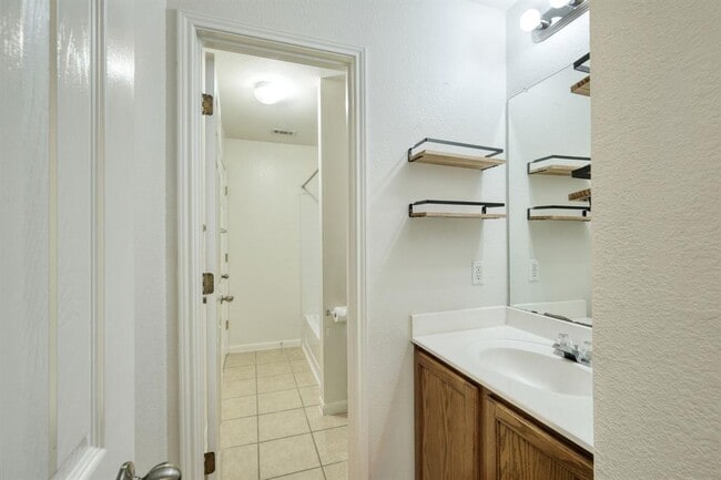 Building Photo - 1020 Downridge Dr