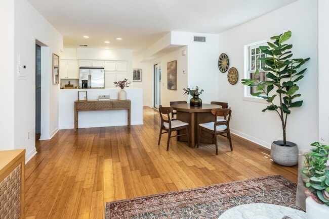 Building Photo - GIANT 1 BEDROOM APT