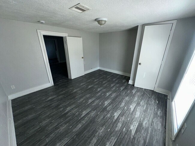 Building Photo - 412 N 8th St