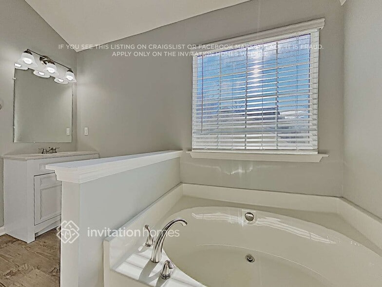 Building Photo - 5022 Wesleyan Dr