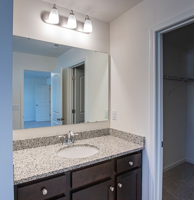 Building Photo - BEAUTIFUL 3BD/2.5BTH Townhome - Belmont - AUGUST 2026 MOVE IN