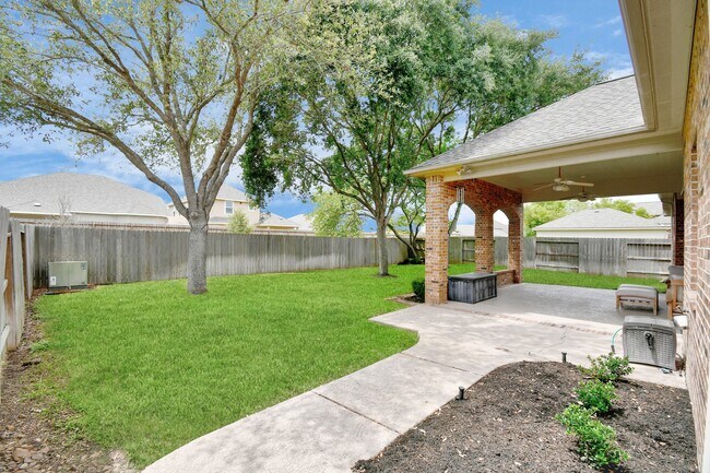 Building Photo - 8030 Crescent Knolls Dr
