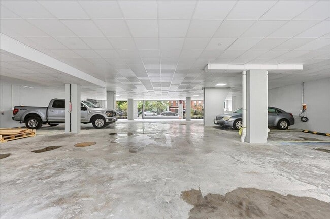 Building Photo - 303 Madison St