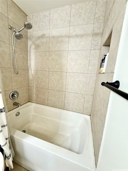 Building Photo - 68-077 Au Street Unit 3C