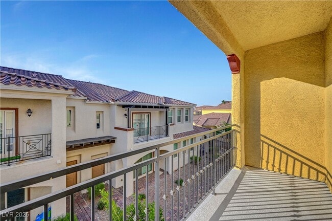 Building Photo - 985 Via Lombardi