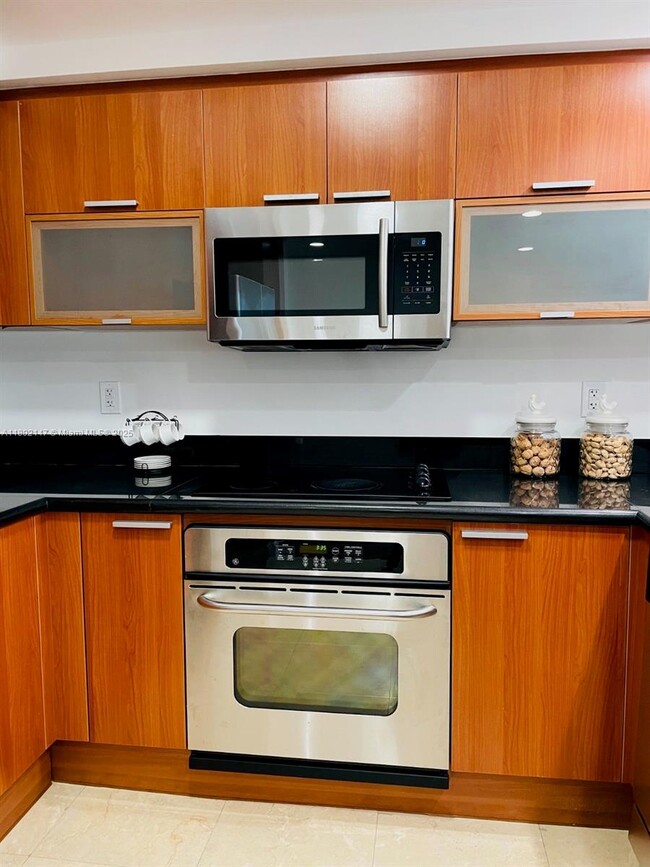 Building Photo - 14951 Royal Oaks Ln