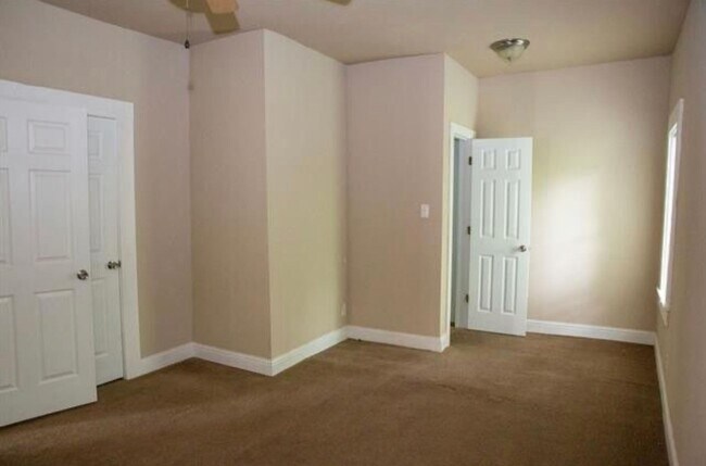 Building Photo - Spacious and Cute!!