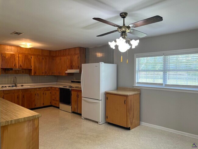 Building Photo - 482 Lake Joy Rd