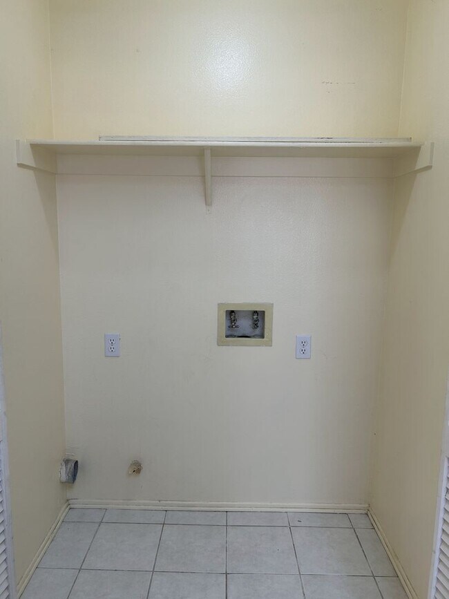 Building Photo - Cozy 3 bedroom Condo in the most demanded ...