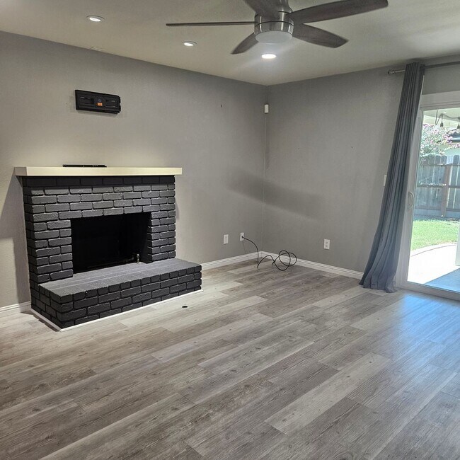 Building Photo - Beautifully Updated Family Home Near Memorial Hospital