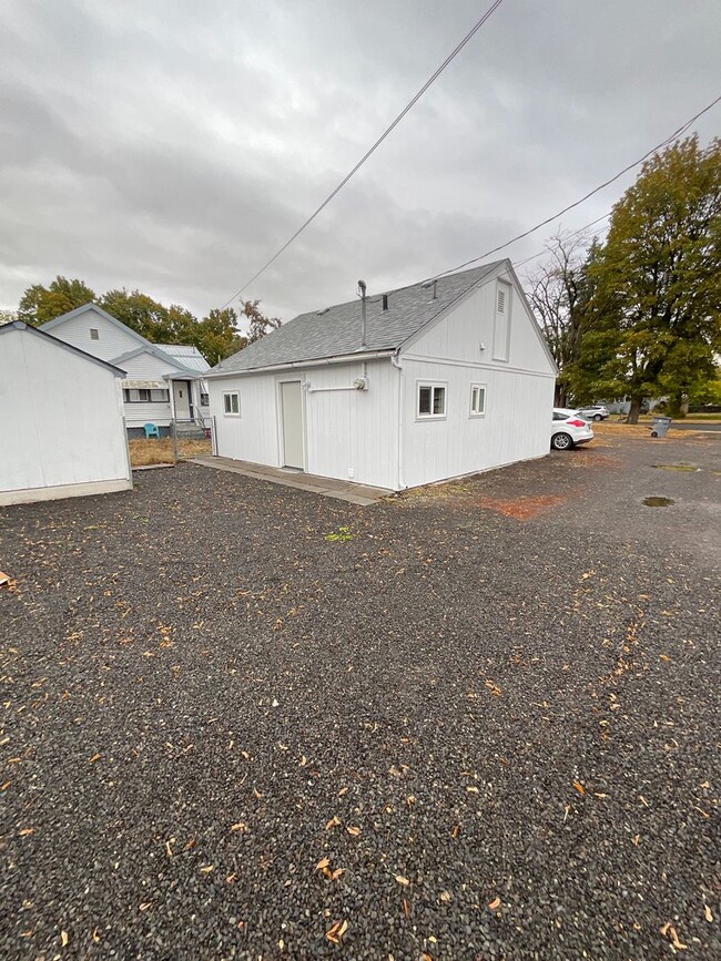 Building Photo - 1518 T Ave
