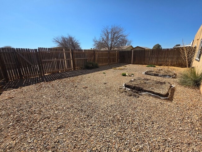 Building Photo - Move in ready!