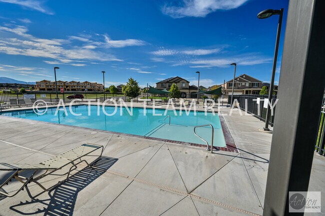 Building Photo - Mid-Row Townhome in Riverton