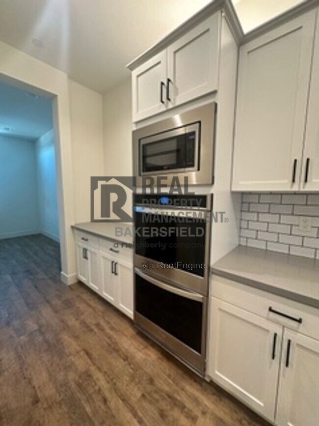 Building Photo - 823 Brookline Ln