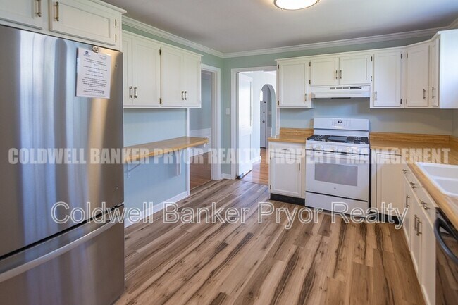 Building Photo - 323 Walsh Rd