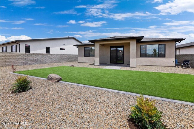 Building Photo - 5985 Finch Pl