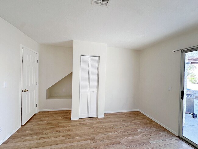 Building Photo - 4 BEDROOM 2.5 BATH HOME