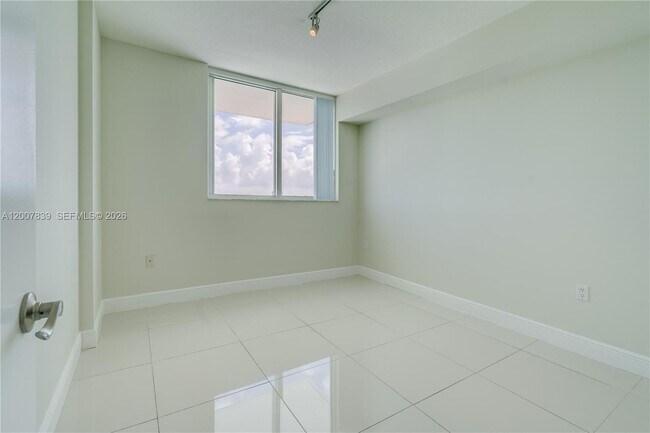 Building Photo - 1871 NW S River Dr