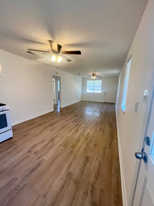 Building Photo - 905 Phlox Ave