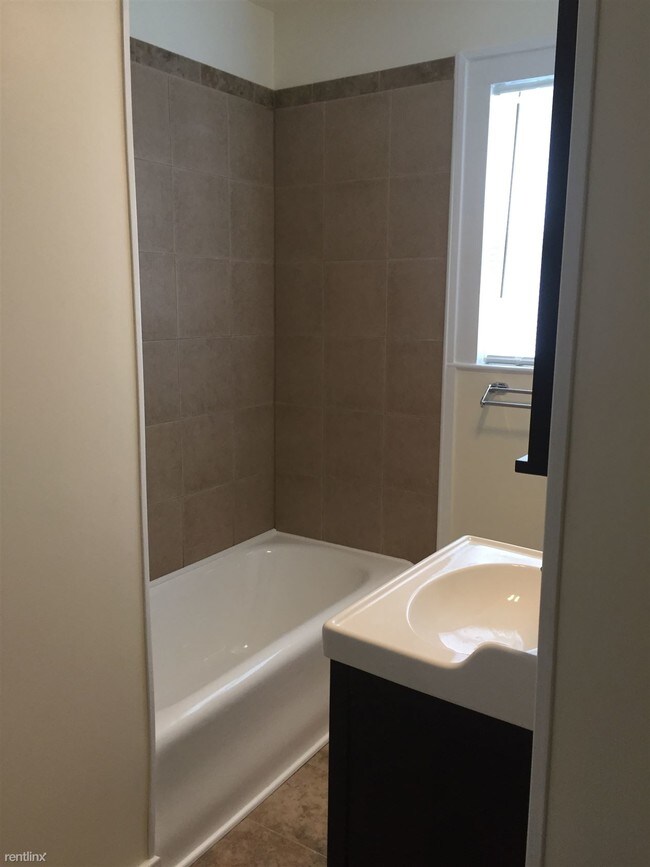 Building Photo - 2 br, 1 bath 4plex - 518 E Locust St Apt 1