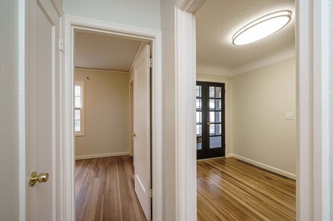Building Photo - PET FRIENDLY Super Cute Craftsman Home 3 bedroom 1 Bath with Basement
