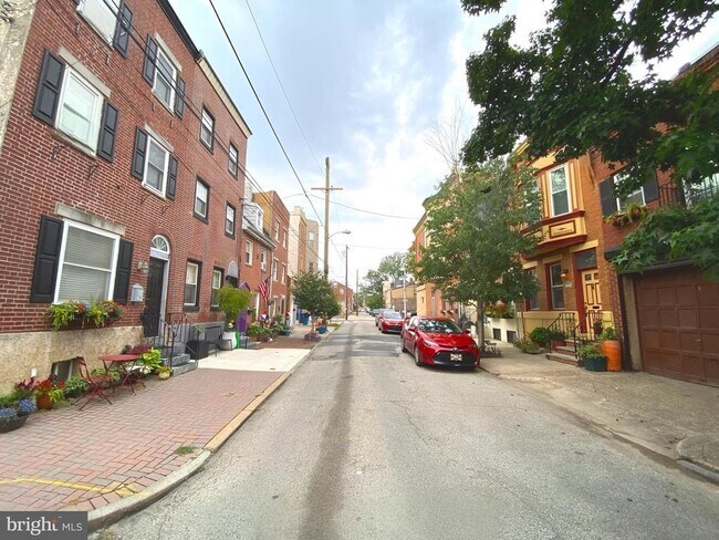 Building Photo - 130 Manton St