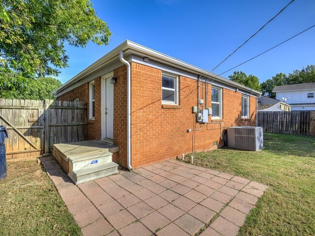 Building Photo - Super Sweet Home - All Appliances Included! 5 Minutes from Lake Hefner