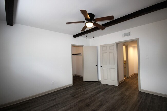 Building Photo - 1208 Houston St