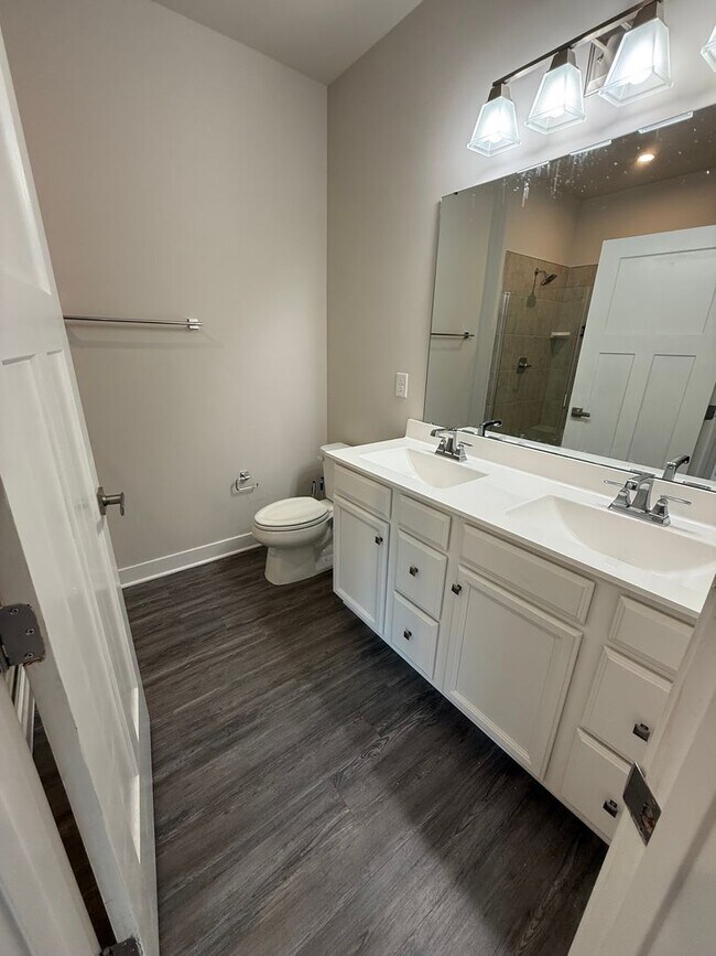 Building Photo - 3 Bedroom Townhouse - City Living with a G...