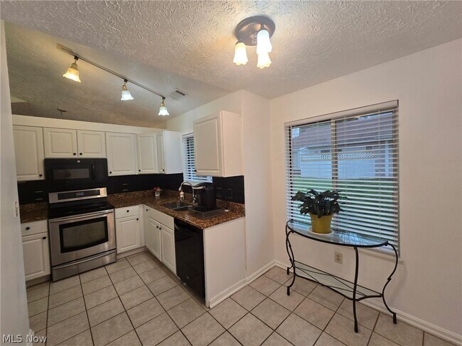 Building Photo - 355 Village Pointe Dr