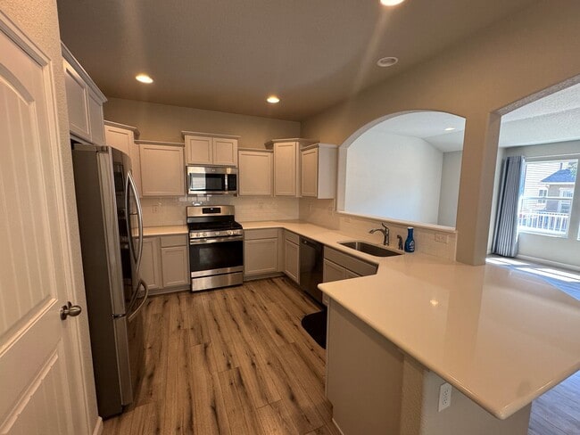 Building Photo - Newer and Spacious 3 Bedroom Townhome