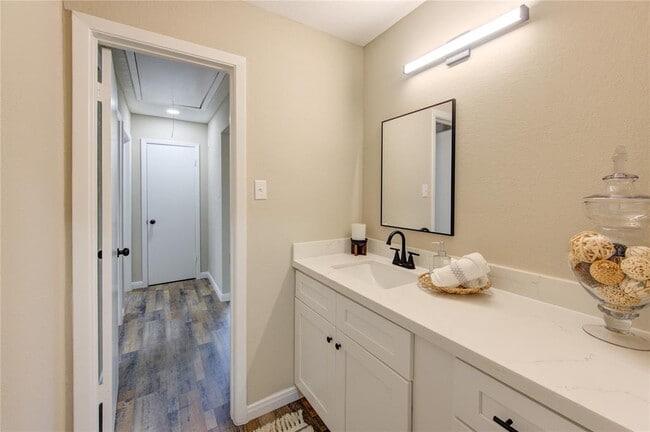 Building Photo - 15706 Amapola Dr