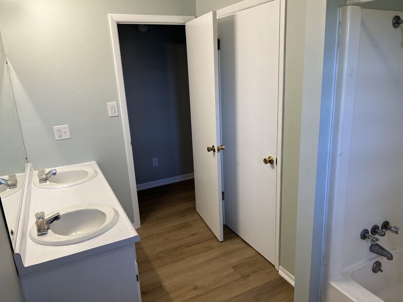 Building Photo - 1031 W Vann Rd