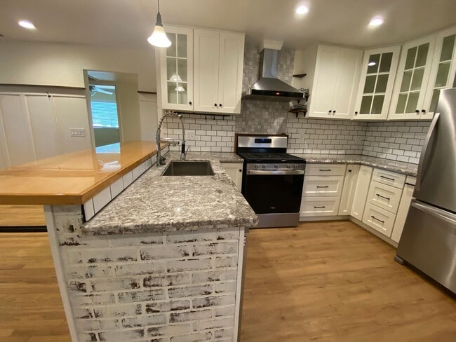 Building Photo - Beautiful Home for rent in Tulare, Ca