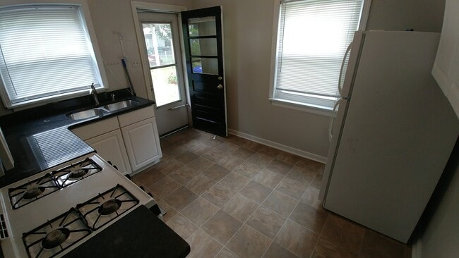 Building Photo - --APPLICATION PENDING CURRENTLY UNAVAILBLE-- 3 BR / 1 BA  Renovated home near VCU in Byrd Park Ar...