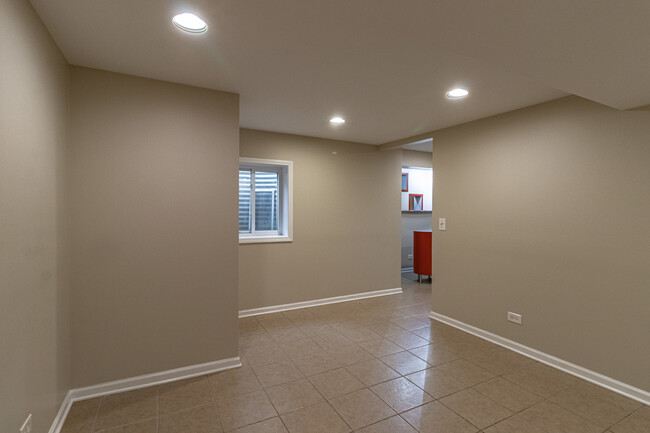 Building Photo - 690 Greenview Ln