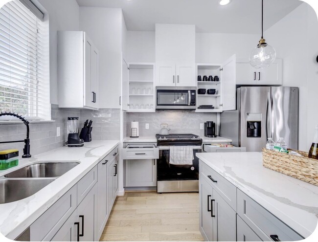 Building Photo - 3018 Delano St
