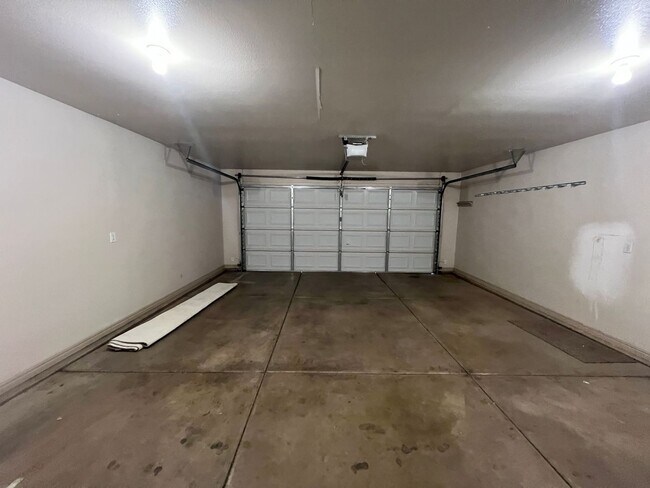 Building Photo - Snow Canyon Home!