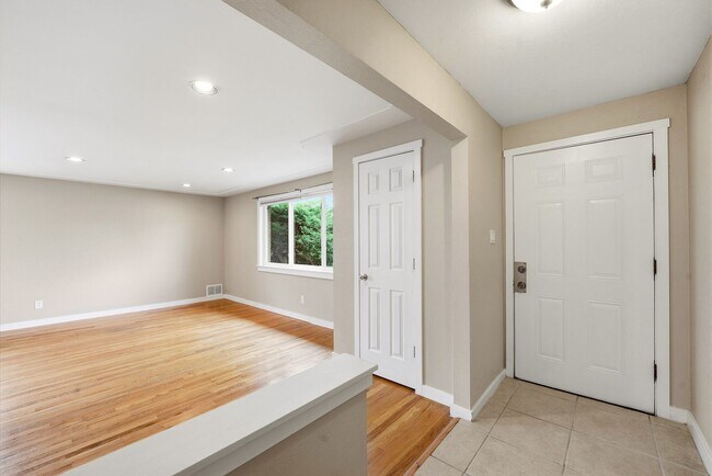 Building Photo - 5 bedroom, 3 1/2 bath, home with two master suites and 2 car garage.