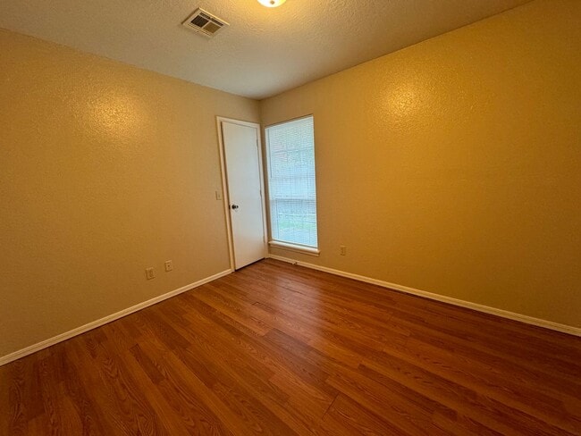Building Photo - Gorgeous 3 Bedroom 2 bathroom duplex In Br...