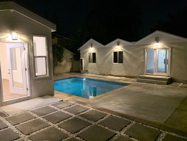 Building Photo - MOVE-IN READY 5BR w/pool + guest unit w/half bath!