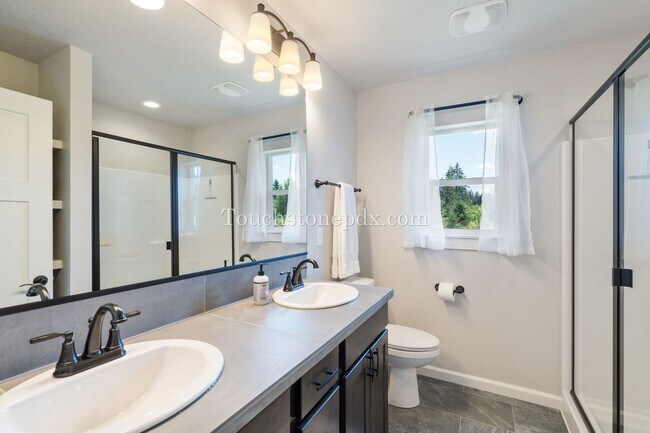 Building Photo - Luxurious 4 Bed/3.5 Bath Residence - Your ...