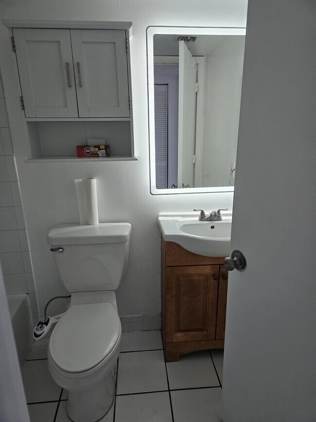 Building Photo - 600 NW 32nd Pl